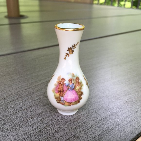 VINTAGE FRAGONARD LIMOGES COURTING COUPLE PILL BOX AND A MINIATURE VASE - Picture 8 of 13